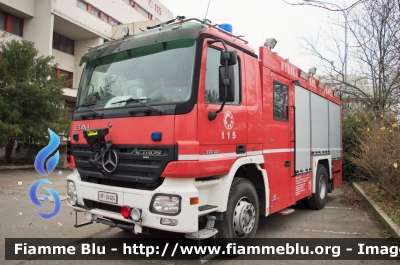 Mercedes-Benz Actros 1832 II serie
Vigili del Fuoco
Comando Provinciale di Bologna
AutoPompaSerbatoio bimodale (strada-rotaia)
Allestimento Bai
VF 24124
Parole chiave: Mercedes_Benz Actros 1832_IIserie Vigili_del_Fuoco Comando_provinciale_Bologna VF_24124