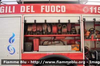 Iveco 190-26 
Vigili del Fuoco
Comando Provinciale di Firenze
Distaccamento Volontario di Calenzano
AutoPompa Serbatoio allestimento Baribbi
Particolare Secondo Vano Laterale Sinistro
VF 16542
Parole chiave: Iveco 190_26 Vigili_del_Fuoco Comando_Provinciale_Firenze VF_16542