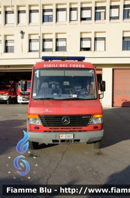 Mercedes-Benz Vario 814D
Vigili del Fuoco
Comando Provinciale di Perugia
AutoFurgone/Unità di Crisi Locale
Allestimento BAI
VF 23827
Parole chiave: Mercedes_Benz Vario_814D VF23827