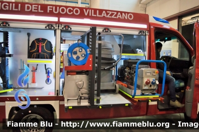 Mercedes-Benz Sprinter 4x4 III serie restyle
Vigili del Fuoco
Distretto di Trento
Corpo Volontario di Villazzano
Allestimento Fulmix
Particolare Primo Vano Laterale Destro

Esposto al REAS 2016
Parole chiave: Mercedes_Benz Sprinter_IIIserie restyle 4x4 Vigili_del_Fuoco_Volontari_Villazzano