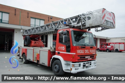 Iveco EuroFire 150E27 I serie
Vigili del Fuoco
Comando Provinciale di Firenze
AutoScala da 27 metri allestimento Iveco-Magirus
VF 18699
Parole chiave: Iveco EuroFire_150E27_Iserie VF18699