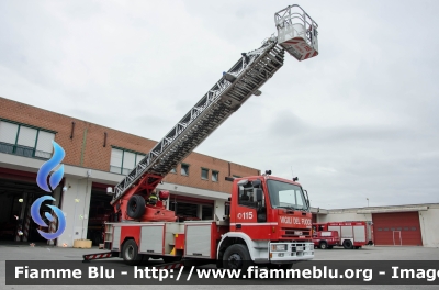 Iveco EuroFire 150E27 I serie
Vigili del Fuoco
Comando Provinciale di Firenze
AutoScala da 27 metri allestimento Iveco-Magirus
VF 18699
Parole chiave: Iveco EuroFire_150E27_Iserie VF18699