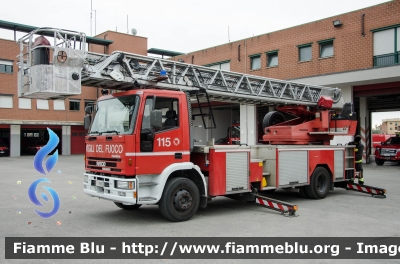 Iveco EuroFire 150E27 I serie
Vigili del Fuoco
Comando Provinciale di Firenze
AutoScala da 27 metri allestimento Iveco-Magirus
VF 18699
Parole chiave: Iveco EuroFire_150E27_Iserie VF18699