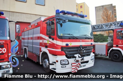 Mercedes-Benz Actros 1844 II serie
Vigili del Fuoco
Distretto della Vallagarina
Corpo Volontario di Rovereto (TN)
VF 4A5 TN
Parole chiave: Mercedes_Benz Actros 1844_IIserie Vigili_del_Fuoco Corpo_Volontario_Rovereto VF_4A5_TN