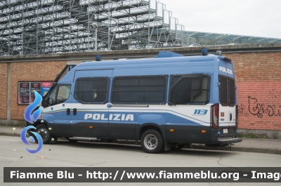 Iveco Daily VI serie
Polizia di Stato
Reparto Mobile
Allestito Sperotto
Decorazione Grafica Artlantis
POLIZIA M1225
Parole chiave: Iveco Daily_VIserie Polizia_di_Stato POLIZIA_M1225