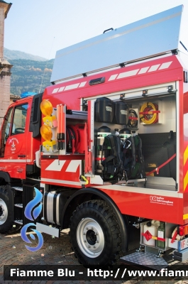 Mercedes-Benz Unimog U218
Vigili del Fuoco
Distretto di Trento
Corpo Volontario di Calavino
Particolare Vano Sinistro
Allestita Kofler Fahrzeugbau 
VF 5J2 TN
Parole chiave: Mercedes_Benz Unimog_U218 Vigili_del_Fuoco Corpo_Volontario_Calavino VF_5J2_TN