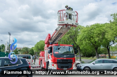 Volvo FE350
Vigili del Fuoco
Comando Provinciale di Firenze
Autoscala 24 MT Allestimento RED
VF 33226
Parole chiave: Volvo_FE350 VF33226