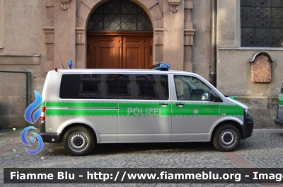 Volkswagen Transporter T6
Bundesrepublik Deutschland - Germania
Landespolizei Bayern - München 
Polizia territoriale della Baviera - Monaco
Parole chiave: Volkswagen_Transporter_T5_Restyle_Landespolizei_Bayern_Munchen