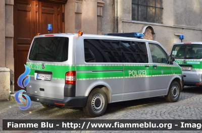 Volkswagen Transporter T5 Restyle
Bundesrepublik Deutschland - Germania
Landespolizei Bayern - München 
Polizia territoriale della Baviera - Monaco
Parole chiave: Volkswagen_Transporter_T5_Restyle_Landespolizei_Bayern_Munchen