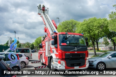 Volvo FE350
Vigili del Fuoco
Comando Provinciale di Firenze
Autoscala 24 MT Allestimento RED
VF 33226
Parole chiave: Volvo_FE350 VF33226