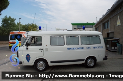 Fiat 238 E
Misericordia San Vincenzo (LI)
Automezzo Storico
Parole chiave: Fiat_238_E_ Misericordia_San_Vincenzo