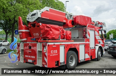 Volvo FE350
Vigili del Fuoco
Comando Provinciale di Firenze
Autoscala 24 MT Allestimento RED
VF 33226
Parole chiave: Volvo_FE350 VF33226