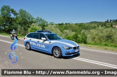 Bmw 318 Touring F31 restyle
Polizia di Stato
Polizia Stradale
Allestimento Marazzi
Decorazione grafica Artlantis
POLIZIA M2327
In scorta al Giro d'Italia 2017
Parole chiave: Bmw 318_Touring_F31_restyle POLIZIAM2327 Giro_Italia_2017