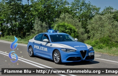 Alfa Romeo Nuova Giulia Q4
Polizia di Stato
Polizia Stradale
POLIZIA M2701
In scorta al Giro d'Italia 2017
Parole chiave: Alfa-Romeo Nuova_Giulia_Q4 PoliziaM2701 Giro_Italia_2017