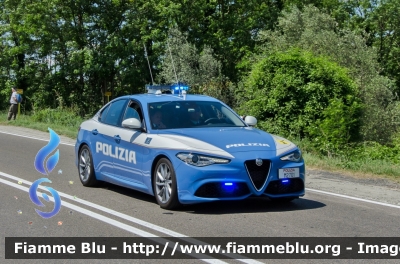 Alfa Romeo Nuova Giulia Q4
Polizia di Stato
Polizia Stradale
POLIZIA M2701
In scorta al Giro d'Italia 2017
Parole chiave: Alfa-Romeo Nuova_Giulia_Q4 PoliziaM2701 Giro_Italia_2017