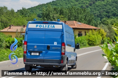 Fiat Ducato X250
Polizia di Stato
Polizia Stradale
POLIZIA H3293
In scorta al Giro d'Italia 2017
Parole chiave: Fiat Ducato_X250 POLIZIAH3293 Giro_Italia_2017