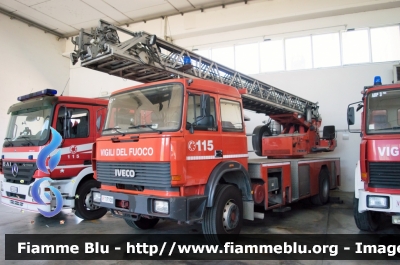 Iveco 190-26
Vigili del Fuoco
Comando Provinciale di Pisa
Distaccamento di Castelfranco di Sotto
AutoScala allestimento Iveco-Magirus
VF 17108
Parole chiave: Iveco 190_26 Vigili_del_Fuoco Comando_Provinciale_Pisa VF_17108