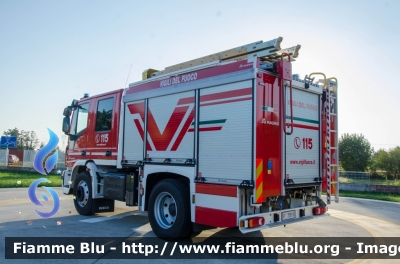 Iveco EuroCargo 140E25 IV serie
Vigili del Fuoco
Comando Provinciale di Brescia
Distaccamento Volontario di Chiari
Allestimento Magirus
VF 30816
Parole chiave: Iveco EuroCargo_140E25_IVserie VF30816