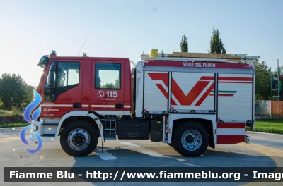 Iveco EuroCargo 140E25 IV serie
Vigili del Fuoco
Comando Provinciale di Brescia
Distaccamento Volontario di Chiari
Allestimento Magirus
VF 30816
Parole chiave: Iveco EuroCargo_140E25_IVserie VF30816