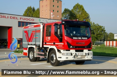 Iveco EuroCargo 140E25 IV serie
Vigili del Fuoco
Comando Provinciale di Brescia
Distaccamento Volontario di Chiari
Allestimento Magirus
VF 30816
Parole chiave: Iveco EuroCargo_140E25_IVserie VF30816