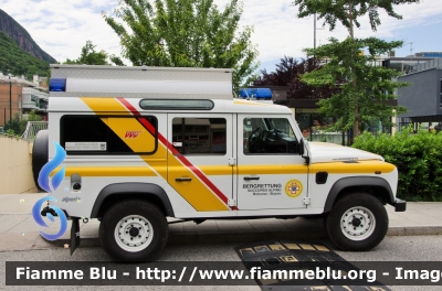 Land Rover Defender 110
Corpo Nazionale Soccorso Alpino e Speleologico
Stazione di Bolzano
Bergrettung Bozen
PC ZS0 TD
Parole chiave: Land Rover_Defender_110 Corpo_Nazionale_Soccorso_Alpino_Speleologico Stazione_Bolzano PCZS0TD