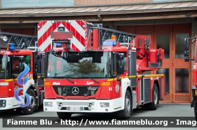 Mercedes-Benz Econic II serie
Vigili del Fuoco
Corpo Permanente di Bolzano
AutoScala da 32 metri allestimento Metz
VF 064 BZ
Parole chiave: Mercedes_Benz Econic_IIserie Vigili_del_Fuoco_Bolzano VF064BZ