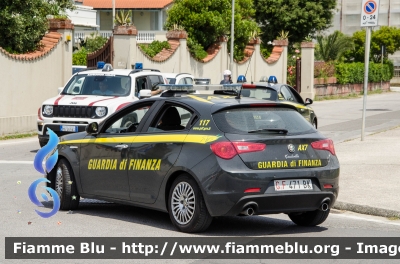 Alfa Romeo Nuova Giulietta
Guardia di Finanza
Allestimento NCT Nuova Carrozzeria Torinese
Decorazione Grafica Artlantis
GdiF 471 BK
Parole chiave: Alfa_Romeo Nuova_Giulietta GdiF471BK