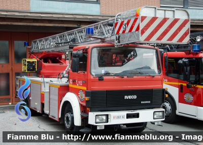 Iveco 140-25
Vigili del Fuoco
Corpo Permanente di Bolzano
Berufsfeuerwehr Bozen
AutoScala da 30 metri allestimento Magirus
VF 063 BZ
Parole chiave: Iveco 140_25 Vigili_del_Fuoco_Bolzano VF063BZ