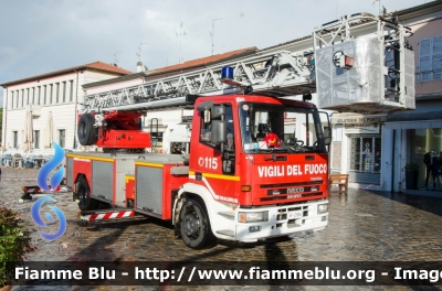 Iveco EuroFire 150E28 I serie
Vigili del Fuoco
Comando Provinciale di Forlì Cesena
Autoscala allestimento Iveco-Magirus
VF 21964
Parole chiave: Iveco EuroFire_150E28_Iserie VF21964