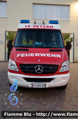 Mercedes-Benz Sprinter III serie
Vigili del Fuoco
 Unione Distrettuale della Bassa Val Venosta
 Corpo Volontario di Vezzano
 Freiwillige Feuerwehr Vetzan
 Allestimento Rosenbauer
 VF 0R3 BZ
Parole chiave: Mercedes_Benz Sprinter_IIIserie VF0R3BZ