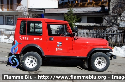 Jeep CJ-7
Vigili del Fuoco
Unione Distrettuale di Bolzano
Corpo Volontario di Selva Gardena (BZ)
Freiwillige Feuerwehr Wolkenstein
VF 0GE BZ
Parole chiave: Jeep_CJ7 VF0GEBZ