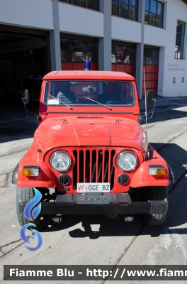 Jeep CJ-7
Vigili del Fuoco
Unione Distrettuale di Bolzano
Corpo Volontario di Selva Gardena (BZ)
Freiwillige Feuerwehr Wolkenstein
VF 0GE BZ
Parole chiave: Jeep_CJ7 VF0GEBZ