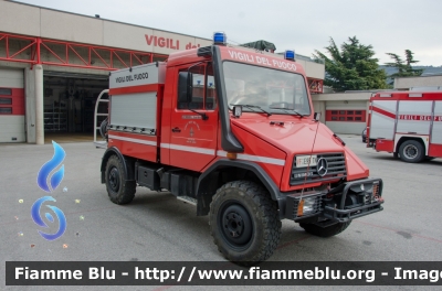 Mercedes-Benz Unimog U100 L
Vigili del Fuoco
Unione Distrettuale Alto Garda e Ledro
Corpo Volontario di Riva del Garda (TN)
Allestimento Kofler Fahrzeugbau
VF E95 TN
Parole chiave: Mercedes_Benz Unimog_U100L VFE95TN