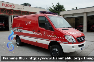 Mercedes-Benz Sprinter 4x4 III serie
Vigili del Fuoco
Unione Distrettuale Alto Garda e Ledro
Corpo Volontario di Riva del Garda (TN)
Allestimento Kofler Fahrzeugbau
VF 5K3 TN
Parole chiave: Mercedes_Benz Sprinter_4x4_IIIserie VF5K3TN