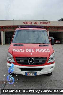 Mercedes-Benz Sprinter 4x4 III serie
Vigili del Fuoco
Unione Distrettuale Alto Garda e Ledro
Corpo Volontario di Riva del Garda (TN)
Allestimento Kofler Fahrzeugbau
VF 5K3 TN
Parole chiave: Mercedes_Benz Sprinter_4x4_IIIserie VF5K3TN