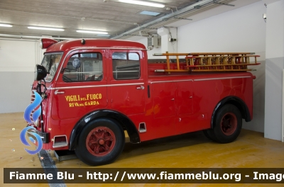 Fiat 640N
Vigili del Fuoco
Unione Distrettuale Alto Garda e Ledro
Corpo Volontario di Riva del Garda (TN)
Allestimento Bergomi
Appartenuta al
Corpo dei Vigili del Fuoco di Verona
VF 3724
VF 5F6 TN
Parole chiave: Fiat_640N VF5F6TN