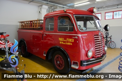 Fiat 640N
Vigili del Fuoco
Unione Distrettuale Alto Garda e Ledro
Corpo Volontario di Riva del Garda (TN)
Allestimento Bergomi
Appartenuta al
Corpo dei Vigili del Fuoco di Verona
VF 3724
VF 5F6 TN
Parole chiave: Fiat_640N VF5F6TN