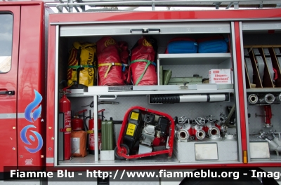 Mercedes-Benz 1428 4x4
Vigili del Fuoco
Unione Distrettuale Bassa Val Pusteria
Corpo Volontario di Riscone
Freiwillige Feuerwehr Reischach
Allestito Ziegler
Particolare Primo Vano Laterale Sinistro
VF 0AM BZ
Parole chiave: Mercedes-Benz 1428_4x4 VF0AMBZ