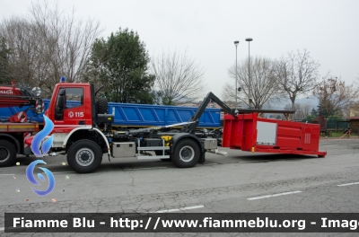 Iveco EuroCargo 150E30 4x4 III serie
Vigili del Fuoco
 Comando Provinciale di Brescia
 Autocarro Scarrabile Allestimento Magirus-Molinari
 VF 28227 
Parole chiave: Iveco EuroCargo_150E30_4x4_IIIserie VF28227