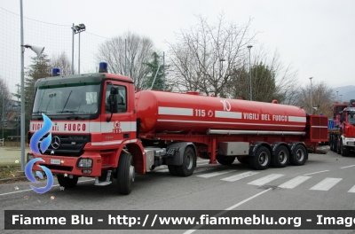 Mercedes-Benz Actros 2044 4x4 II serie
Vigili del Fuoco
Comando Provinciale di Brescia
Trattore con semirimorchio Sacim
VF 23215
VF R 2957
Parole chiave: Mercedes_Benz Actros_2044_4x4_IIserie VF23215 VFR2957