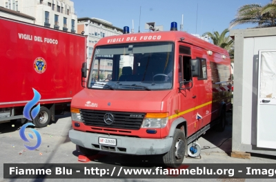 Mercedes-Benz Vario 614D
Vigili del Fuoco
Comando Provinciale di Lucca
AutoFurgone/Unità di Crisi Locale allestimento Bai
VF 22650
Parole chiave: Mercedes_Benz Vario_614D VF22650