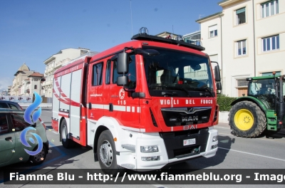 Man TGM 15.250 III serie
Vigili del Fuoco
Comando Provinciale di Lucca
Distaccamento Permanente di Viareggio
AutoPompaSerbatoio allestimento BAI
VF 31744
Parole chiave: Man TGM_15_250_IIIserie VF31744