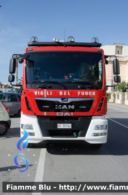 Man TGM 15.250 III serie
Vigili del Fuoco
Comando Provinciale di Lucca
Distaccamento Permanente di Viareggio
AutoPompaSerbatoio allestimento BAI
VF 31744
Parole chiave: Man TGM_15_250_IIIserie VF31744