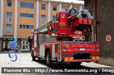 Iveco EuroCargo 180E32 IV serie
Vigili del Fuoco
Comando Provinciale di Milano
AutoScala M39L da 39 metri allestimento Magirus
VF 27921
Parole chiave: Iveco EuroCargo_180E32_IVserie Vigili_del_Fuoco Comando_Provinciale_Milano VF27921