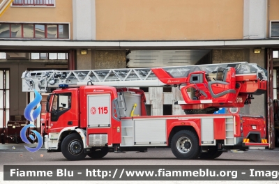 Iveco EuroCargo 180E32 IV serie
Vigili del Fuoco
Comando Provinciale di Milano
AutoScala M39L da 39 metri allestimento Magirus
VF 27921
Parole chiave: Iveco EuroCargo_180E32_IVserie Vigili_del_Fuoco Comando_Provinciale_Milano VF27921