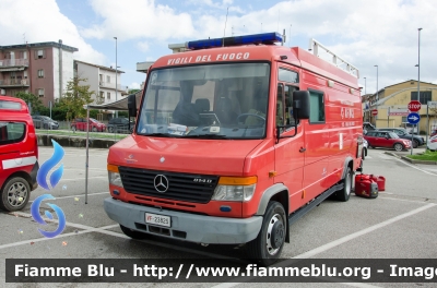 Mercedes-Benz Vario 814D
Vigili del Fuoco
Comando Provinciale di Massa Carrara
AutoFurgone/Unità di Crisi Locale
Allestimento BAI
VF 23825
Parole chiave: Mercedes_Benz Vario_814D VF23825