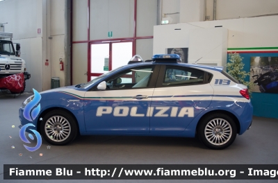 Alfa Romeo Nuova Giulietta restyle
Polizia di Stato
Allestita NCT Nuova Carrozeria Torinese
Decorazione Grafica Artlantis
POLIZIA M1389
Parole chiave: Alfa_Romeo Nuova_Giulietta restyle POLIZIA_M1389