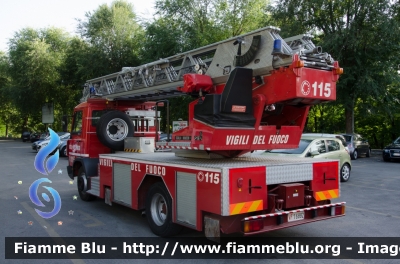 Iveco Zeta 109-14
Vigili del Fuoco
Comando Provinciale dell'Aquila
Distaccamento di Sulmona
AutoScala allestimento Iveco-Magirus
VF 16882
Parole chiave: Iveco Zeta_109_14 Vigili_del_Fuoco Comando_Provinciale_Aquila VF16882