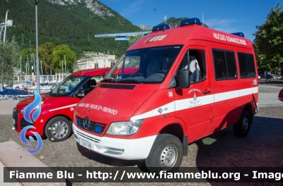 Mercedes-Benz Sprinter 4x4 II serie
Vigili del Fuoco
Corpo Permanente di Trento
Nucleo Sommozzatori
VF 0A6 TN
Parole chiave: Mercedes_Benz Sprinter_4x4_IIserie VF06ATN