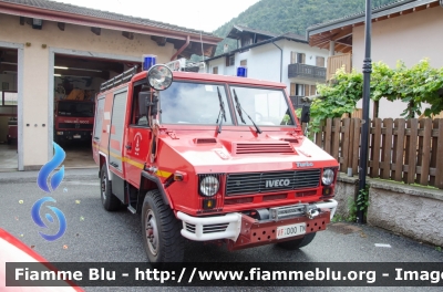 Iveco VM90
Vigili del Fuoco
Unione Distrettuale Alto Garda e Ledro
Corpo Volontario di Tiarno di Sopra (TN)
Allestimento Kofler Fahrzeugbau
VF D00 TN
Parole chiave: Iveco_VM90 VFD00TN